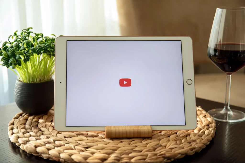 Shutterstock_1796666635 - SportDeník YouTube na tabletu