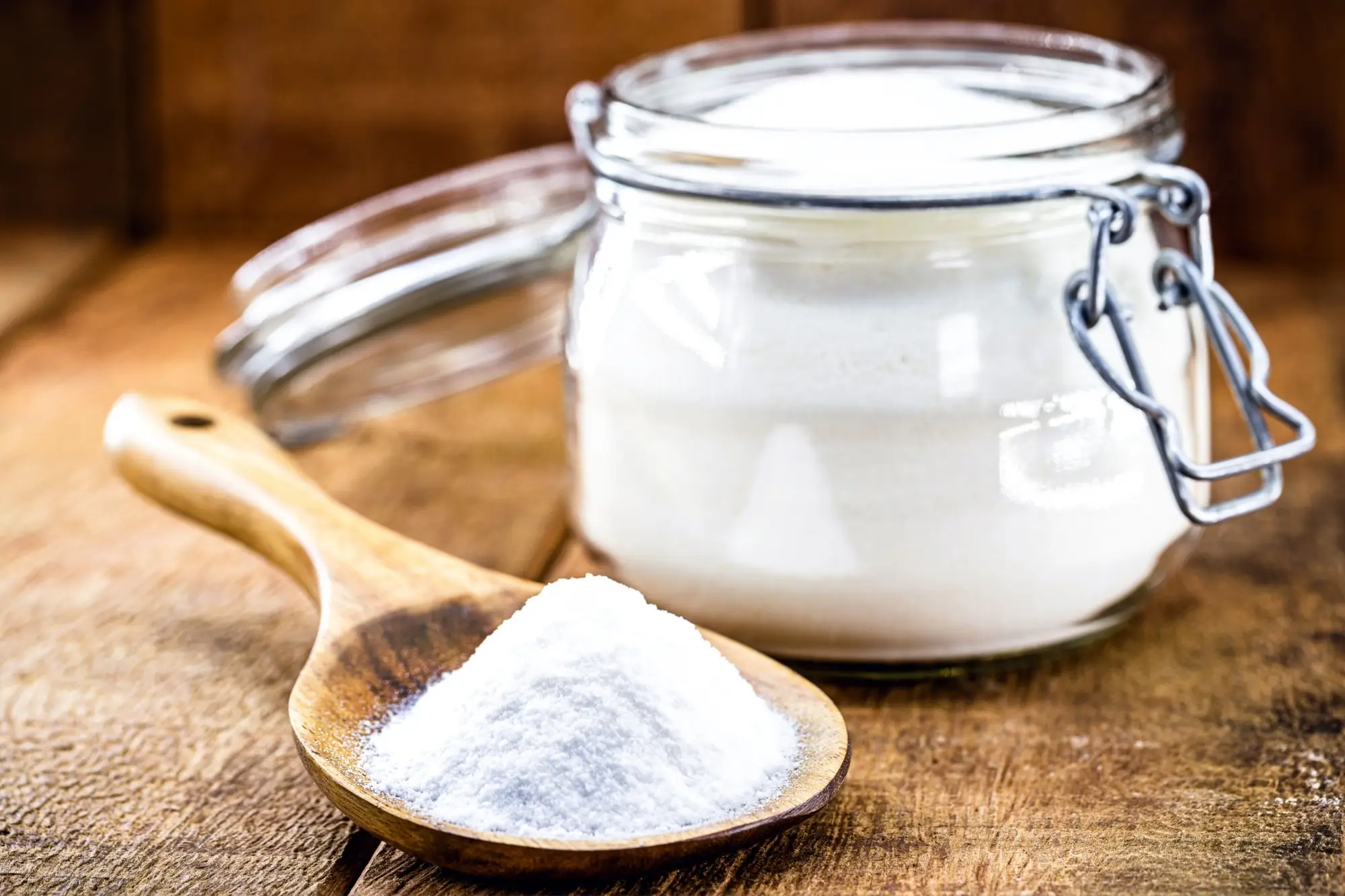 Shutterstock_1849731061 - SportDeník Jedlá soda v misce a na lžíci