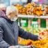 Senior vybírá v obchodě citrusy
