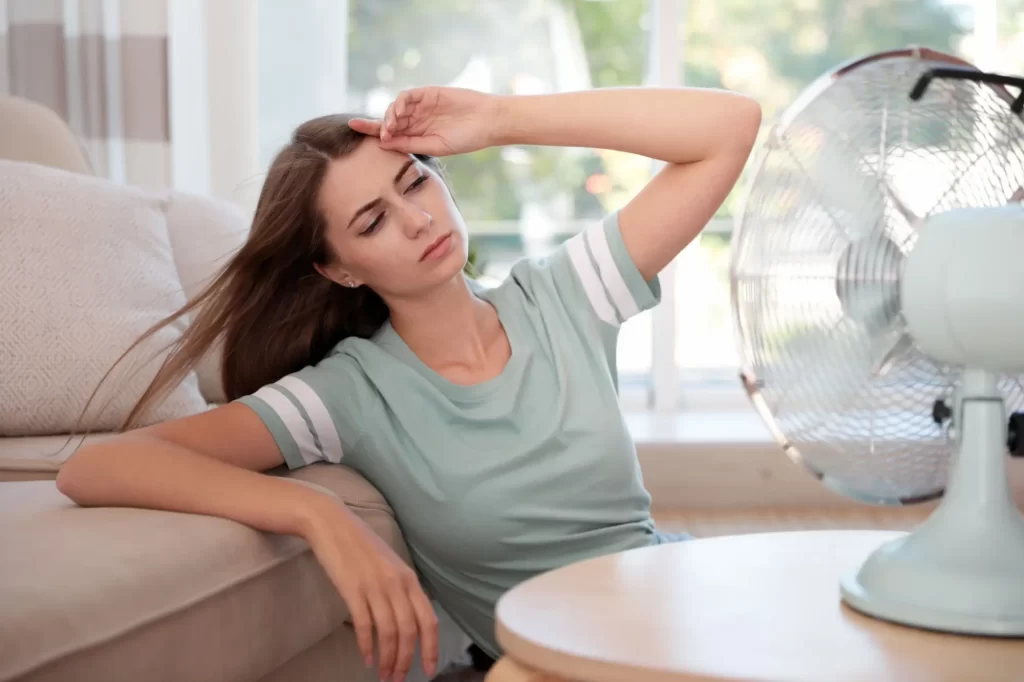 Shutterstock_1904140054 - SportDeník Žena u ventilátoru