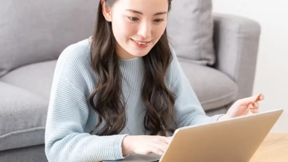 Žena nakupuje na internetu