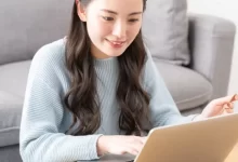 Žena nakupuje na internetu