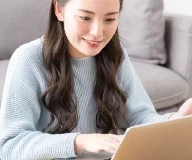 Žena nakupuje na internetu