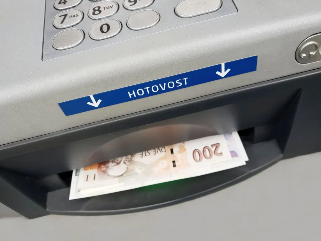 - SportDeník Detail bankomatu s českými bankovkami