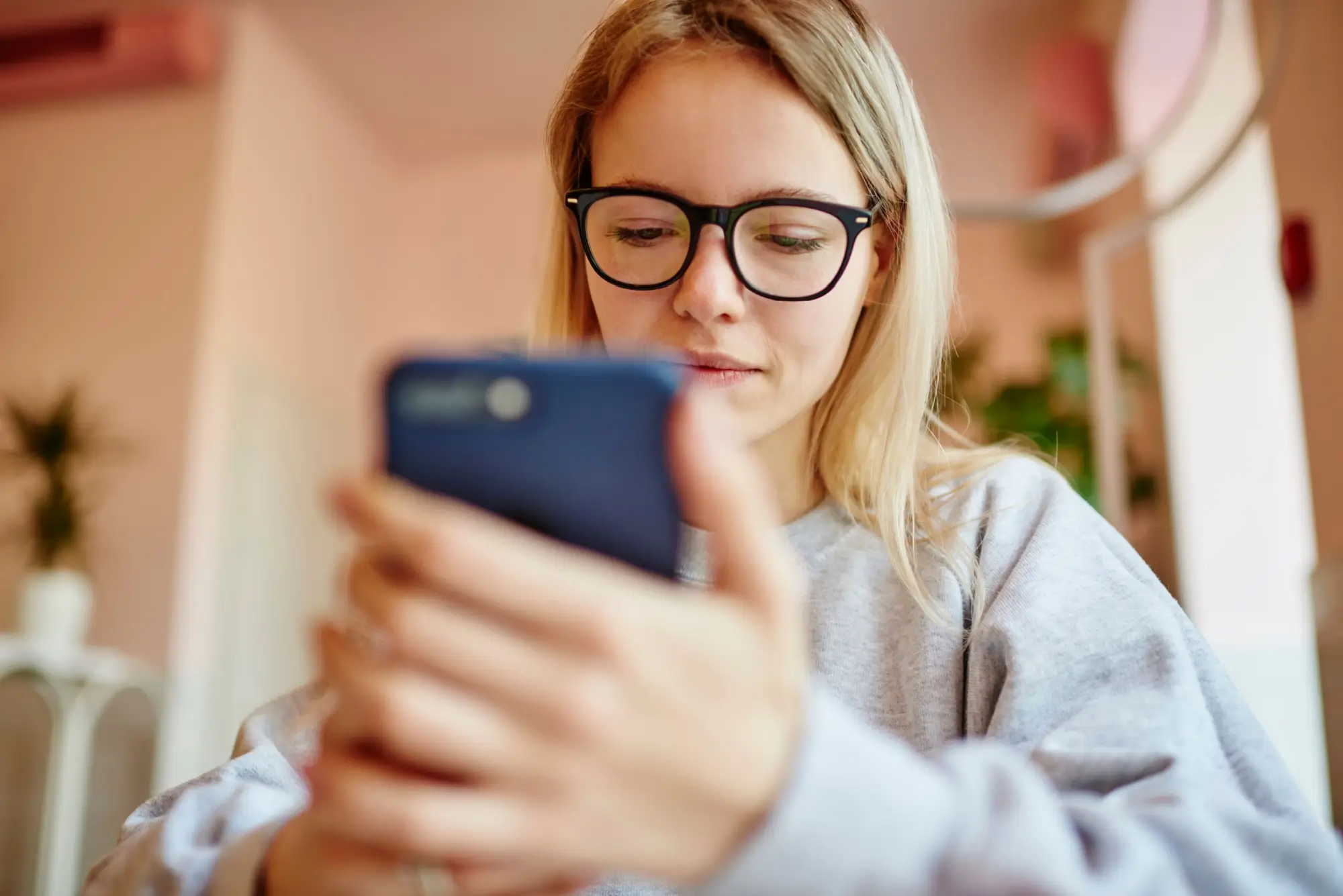 Shutterstock_1962803212 - SportDeník Dívka s mobilem