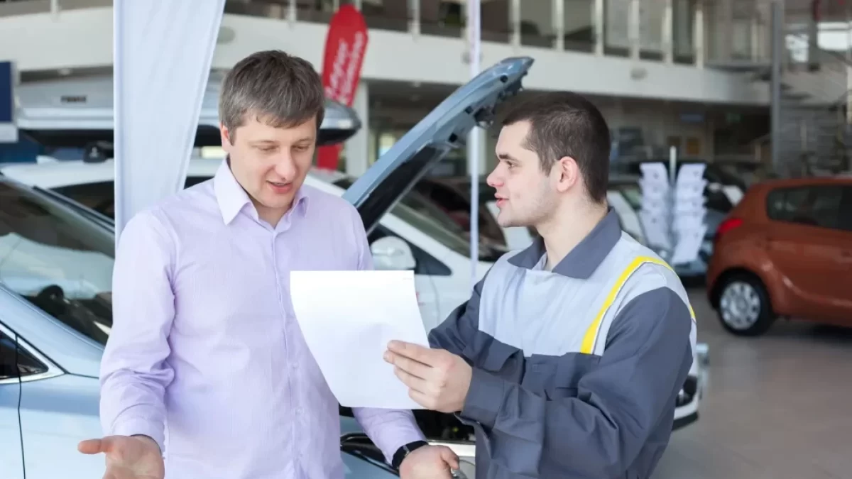 Kontrolní technik a řidič při STK