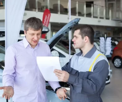Kontrolní technik a řidič při STK