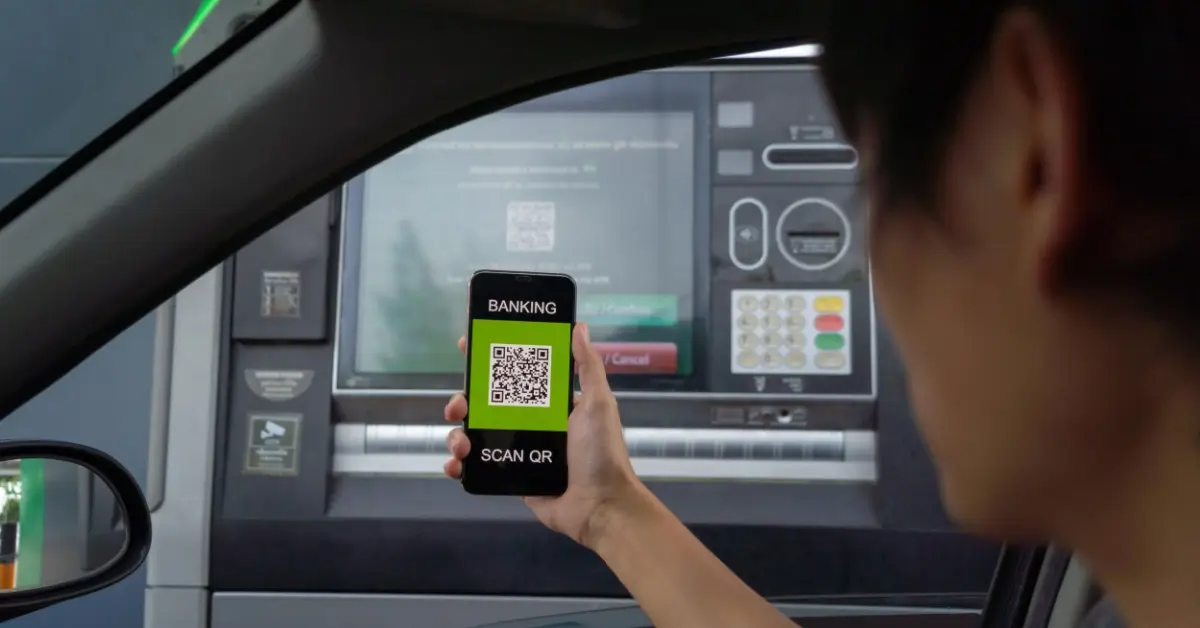 Shutterstock_2028229553 - SportDeník Výběr z bankomatu za pomoci QR kódu