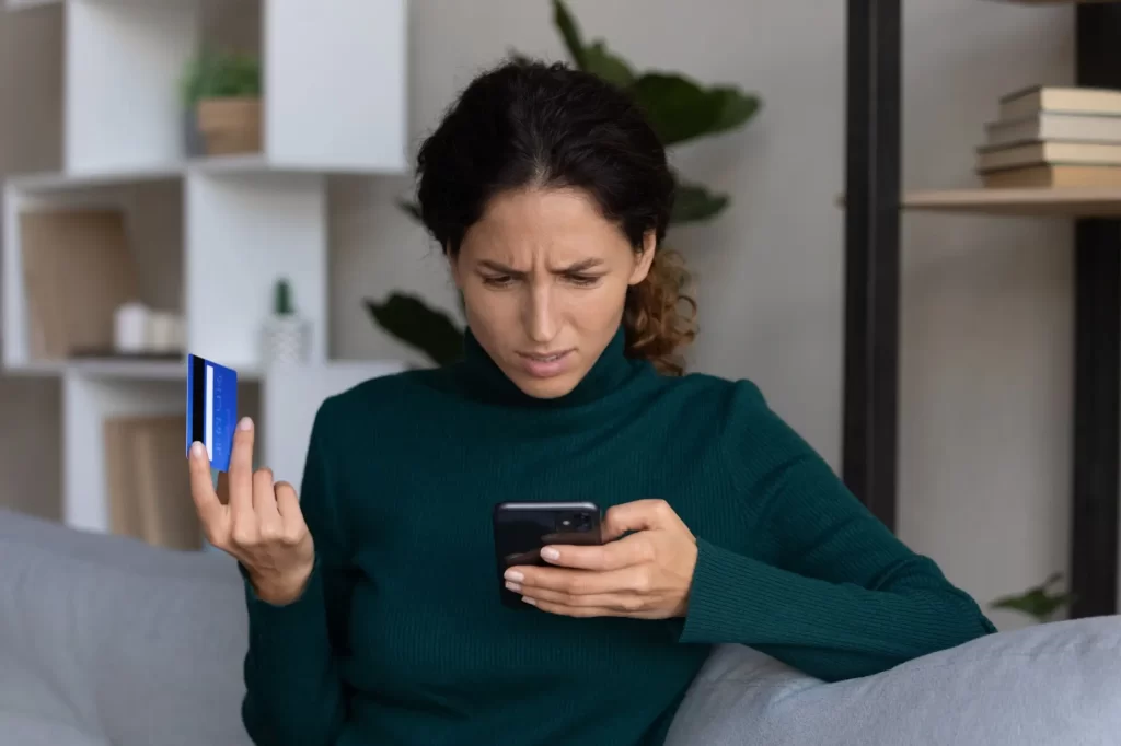 - SportDeník Znepokojená žena sleduje mobilní aplikaci.