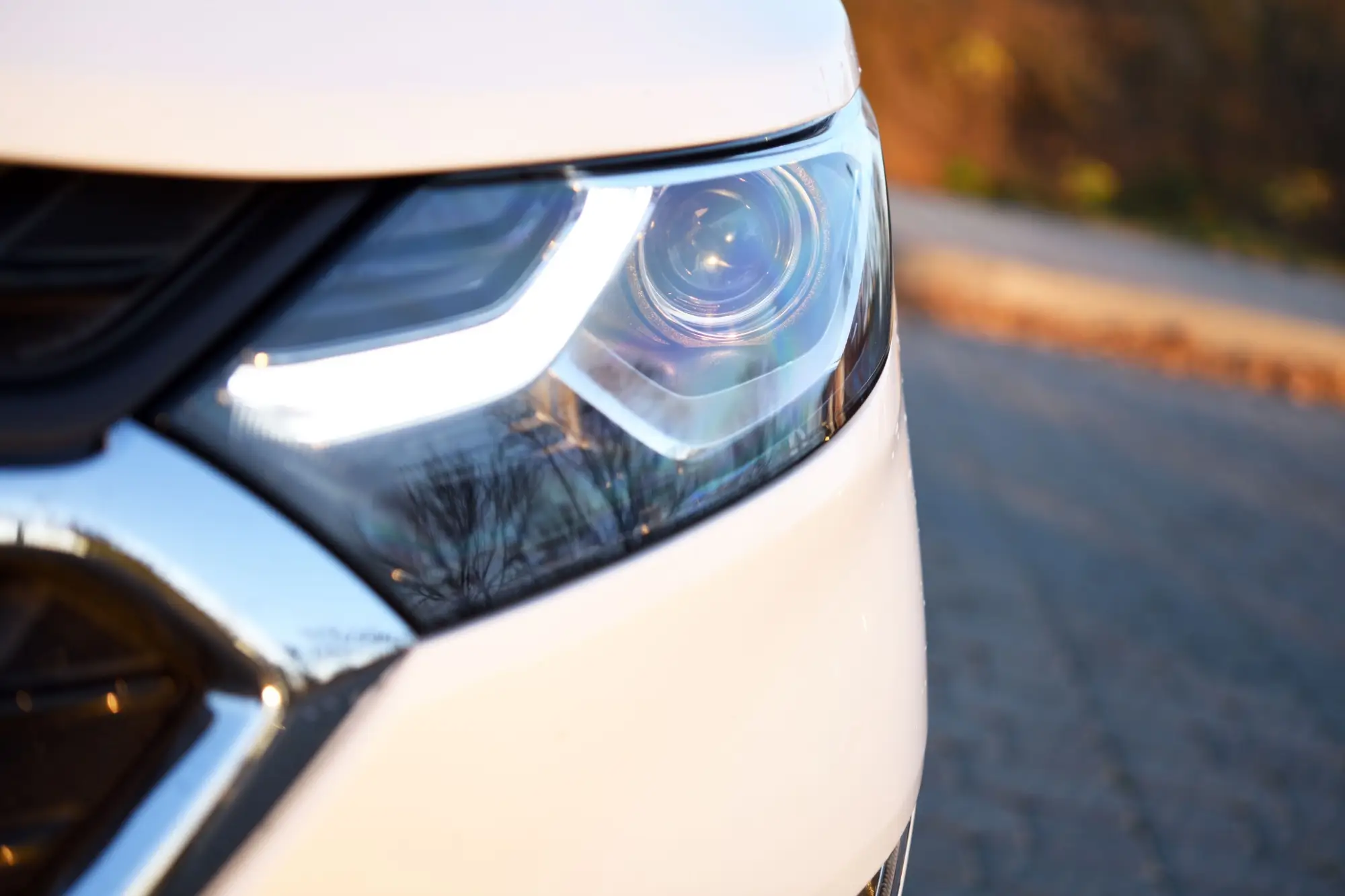 Detail předního světlometu automobilu