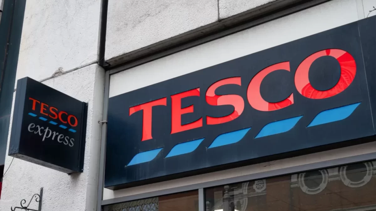 Cedule Tesco Express nad vstupem do obchodu