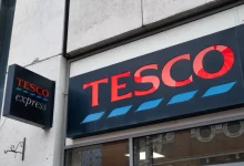 Cedule Tesco Express nad vstupem do obchodu