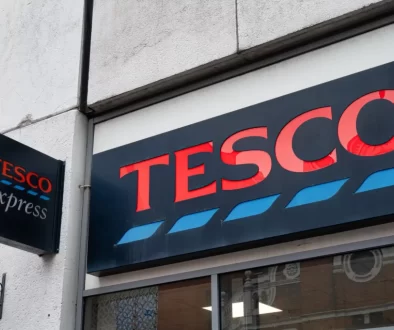 Cedule Tesco Express nad vstupem do obchodu