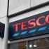 Cedule Tesco Express nad vstupem do obchodu