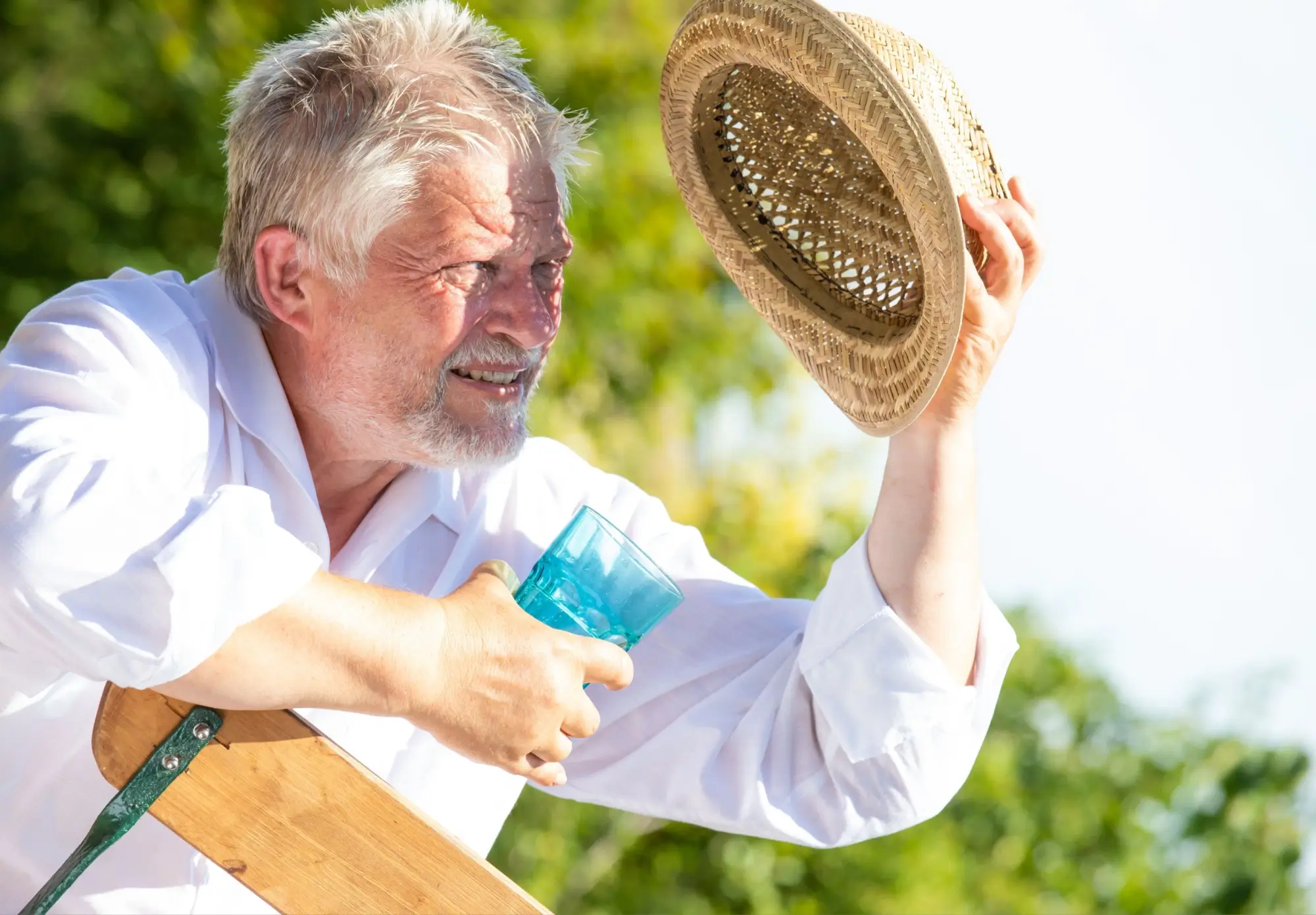 Shutterstock_2173051285 - SportDeník Starší muž se chrání před sluncem