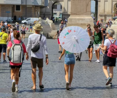 Skupina lidí ve městě při extrémních horku