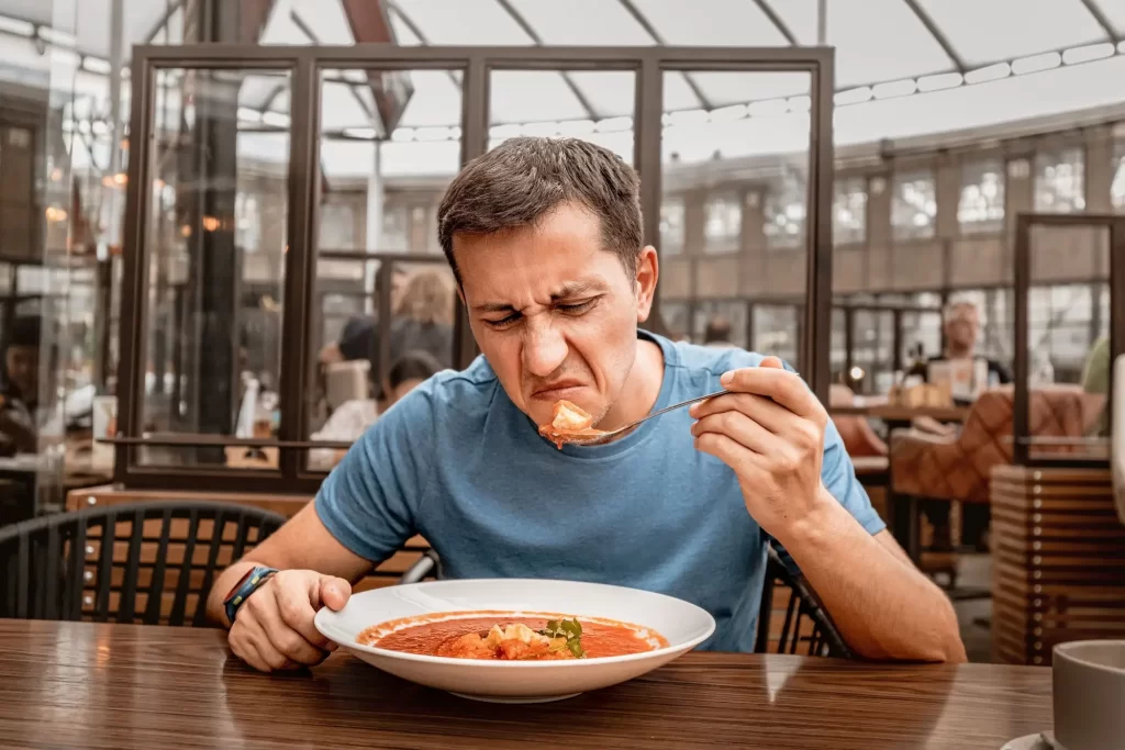 Shutterstock_2195116223 - SportDeník Znechucený muž v restauraci