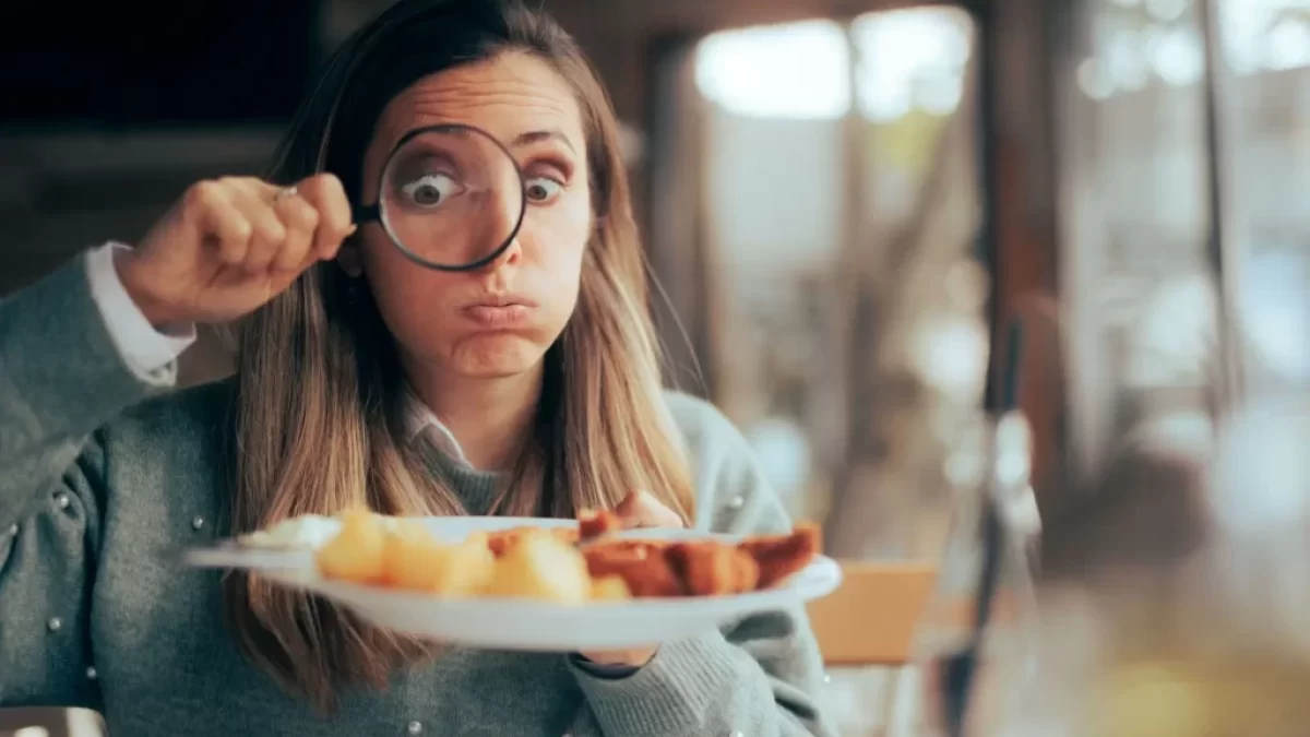 žena kontroluje jídlo