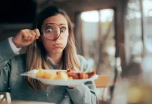 žena kontroluje jídlo