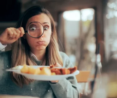 žena kontroluje jídlo