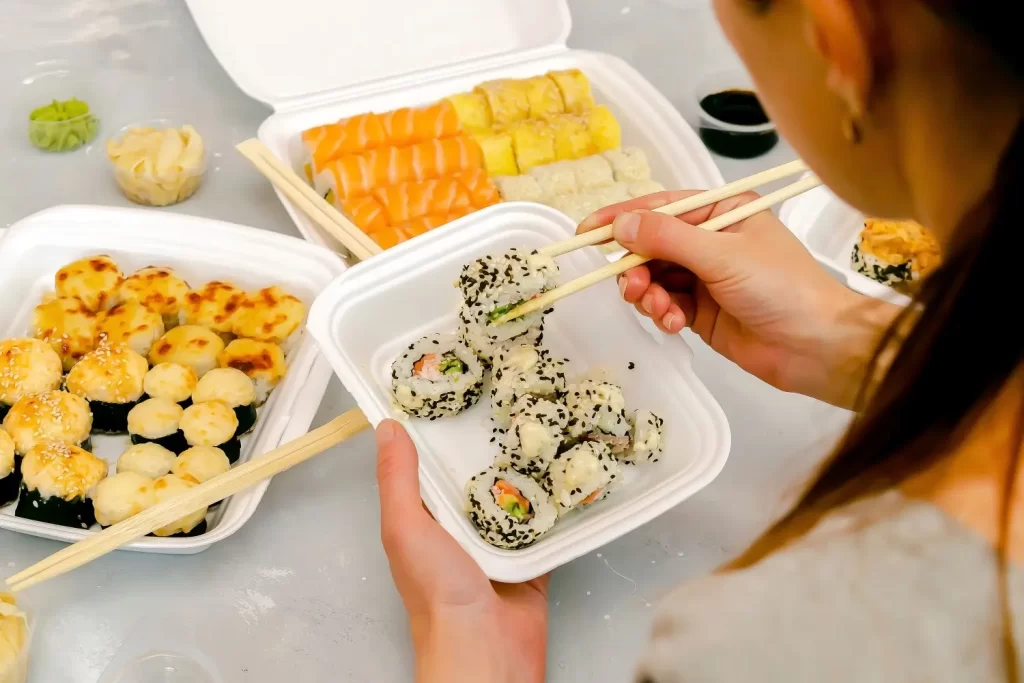 Sushi vzniklo původně v Číně - SportDeník žena jí sushi