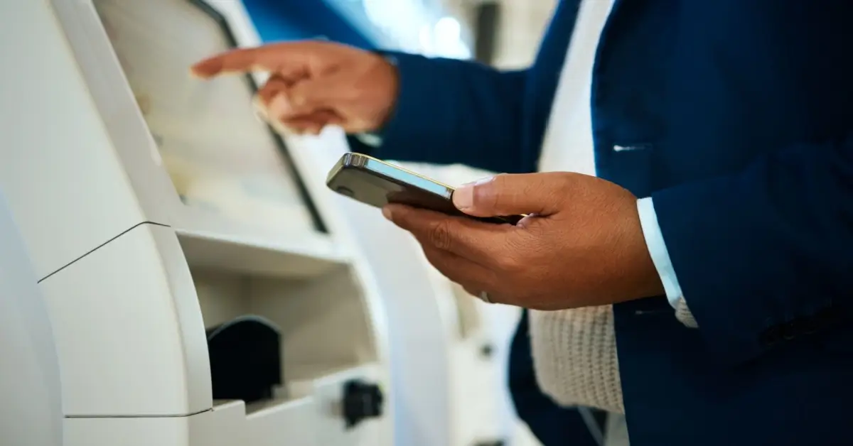 Shutterstock_2262642323 Facebook Ad - SportDeník Výběry z bankomatu ulehčují mobilní telefony. Nepotřebujete kartu ani PIN. Foto: Shutterstock