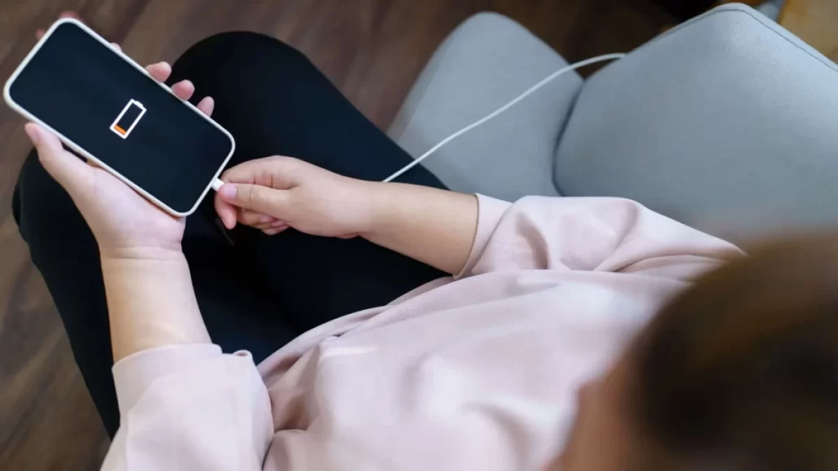 žena nabíjející smartphone