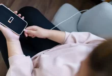 žena nabíjející smartphone