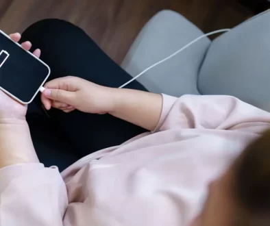 žena nabíjející smartphone