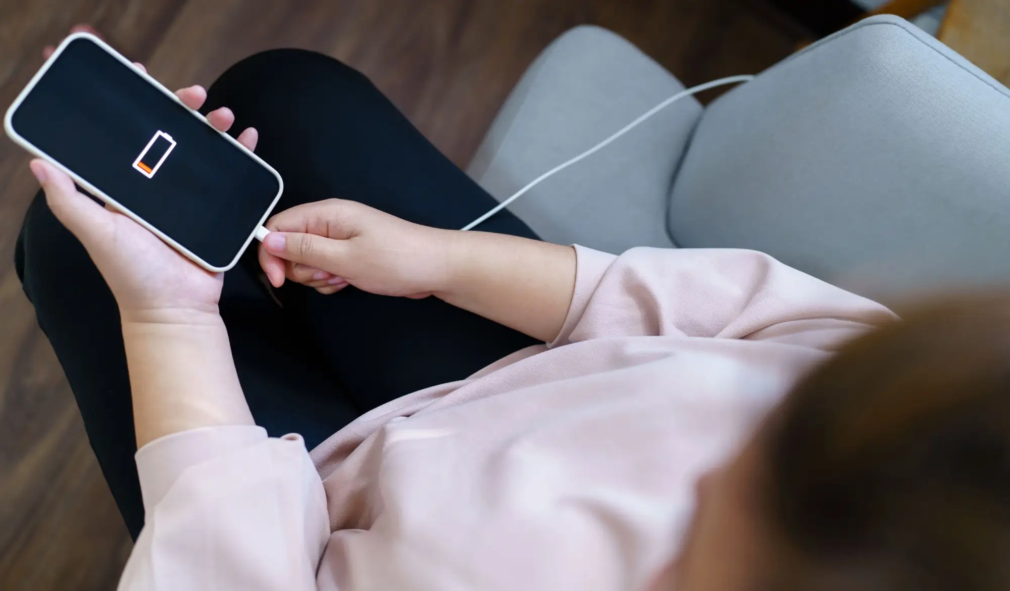 žena nabíjející smartphone