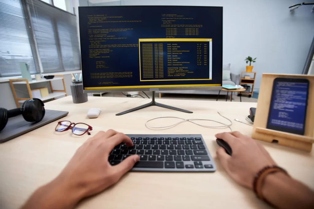 Shutterstock_2285064083 - SportDeník Muž pracuje na počítači