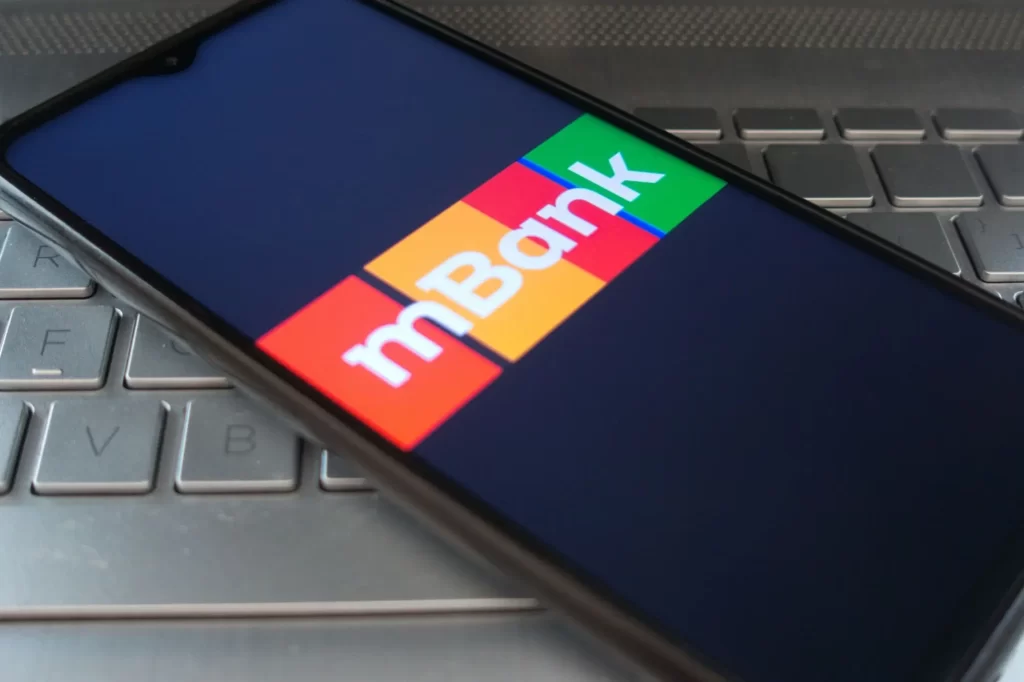 - SportDeník Logo mBank na obrazovce telefonu