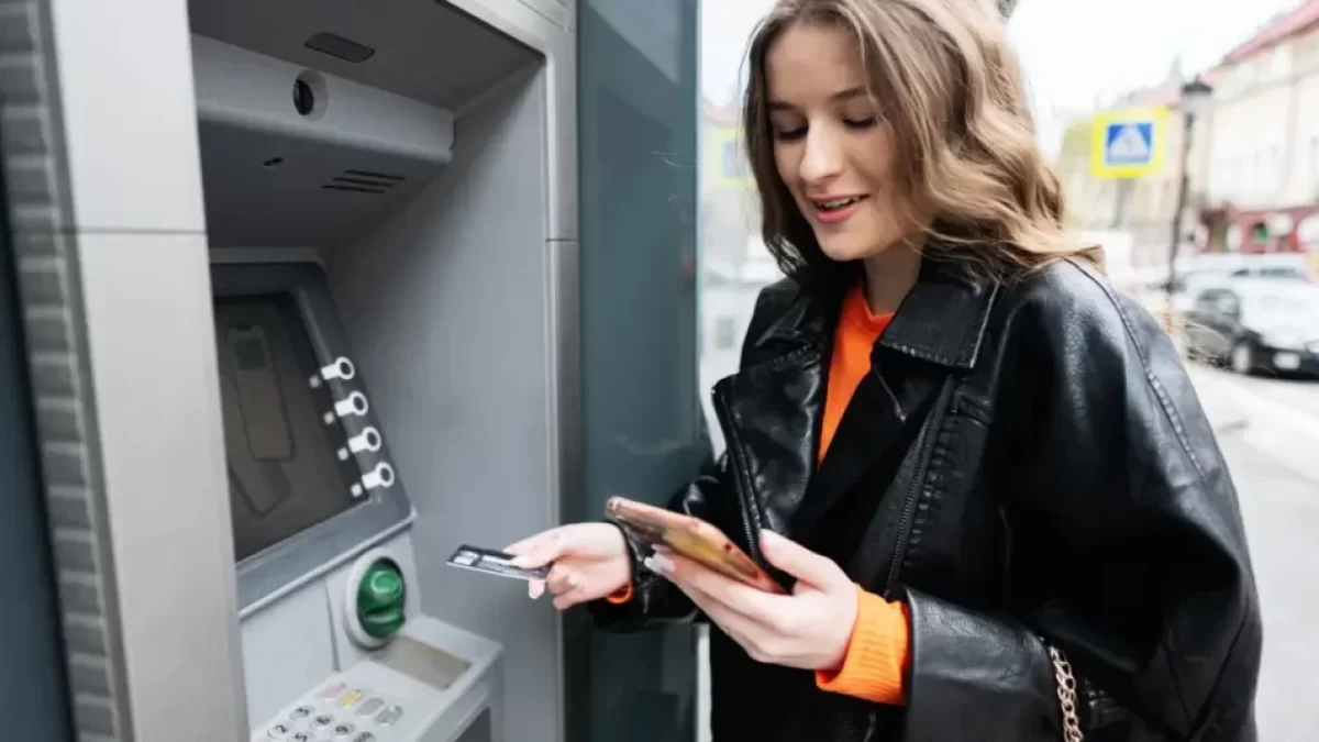 Výběry z bankomatu jsou jednodušší než dříve. Díky mobilnímu telefonu