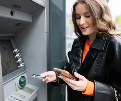 Výběry z bankomatu jsou jednodušší než dříve. Díky mobilnímu telefonu
