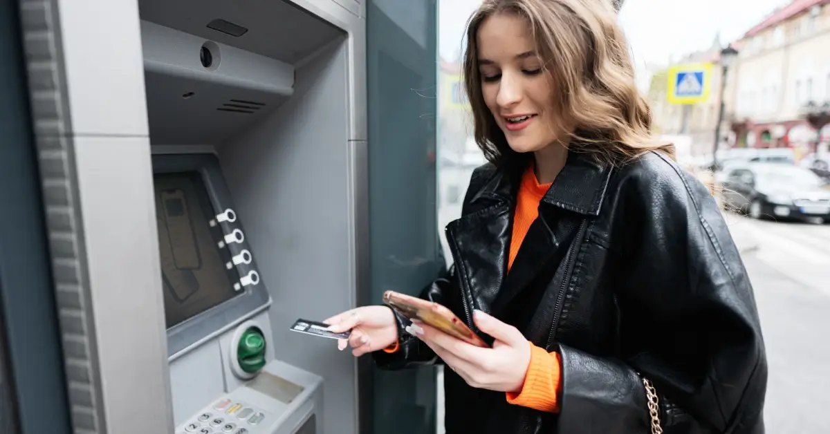 Výběry z bankomatu jsou jednodušší než dříve. Díky mobilnímu telefonu