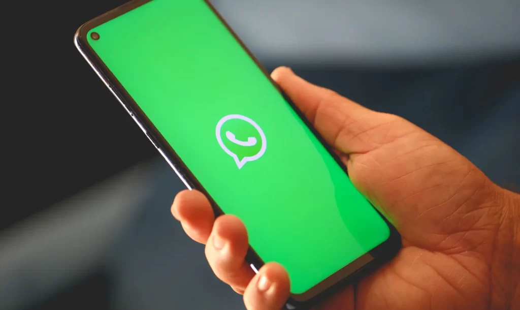 Shutterstock_2302806495 - SportDeník Obrazovka telefonu s WhatsApp logem
