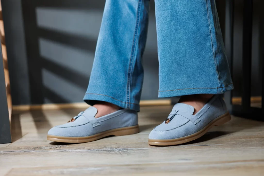 Mokasíny jsou elegantní a hodí se k šatům i kalhotám. 