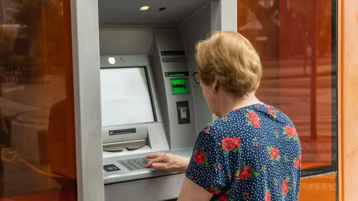 seniorka u bankomatu