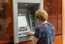 seniorka u bankomatu