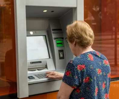 seniorka u bankomatu