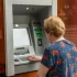 seniorka u bankomatu