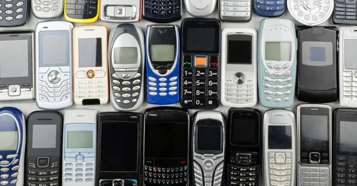 Shutterstock_2322043999 - SportDeník Tlačítkové mobilní telefony jsou na vzestupu