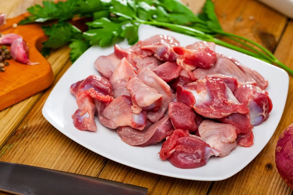 Shutterstock_2326018741 - SportDeník Syrové drůbeží žaludky na talíři