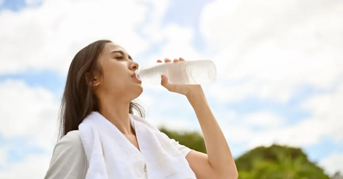 Shutterstock_2331012211 - SportDeník Žena, která se hydratuje