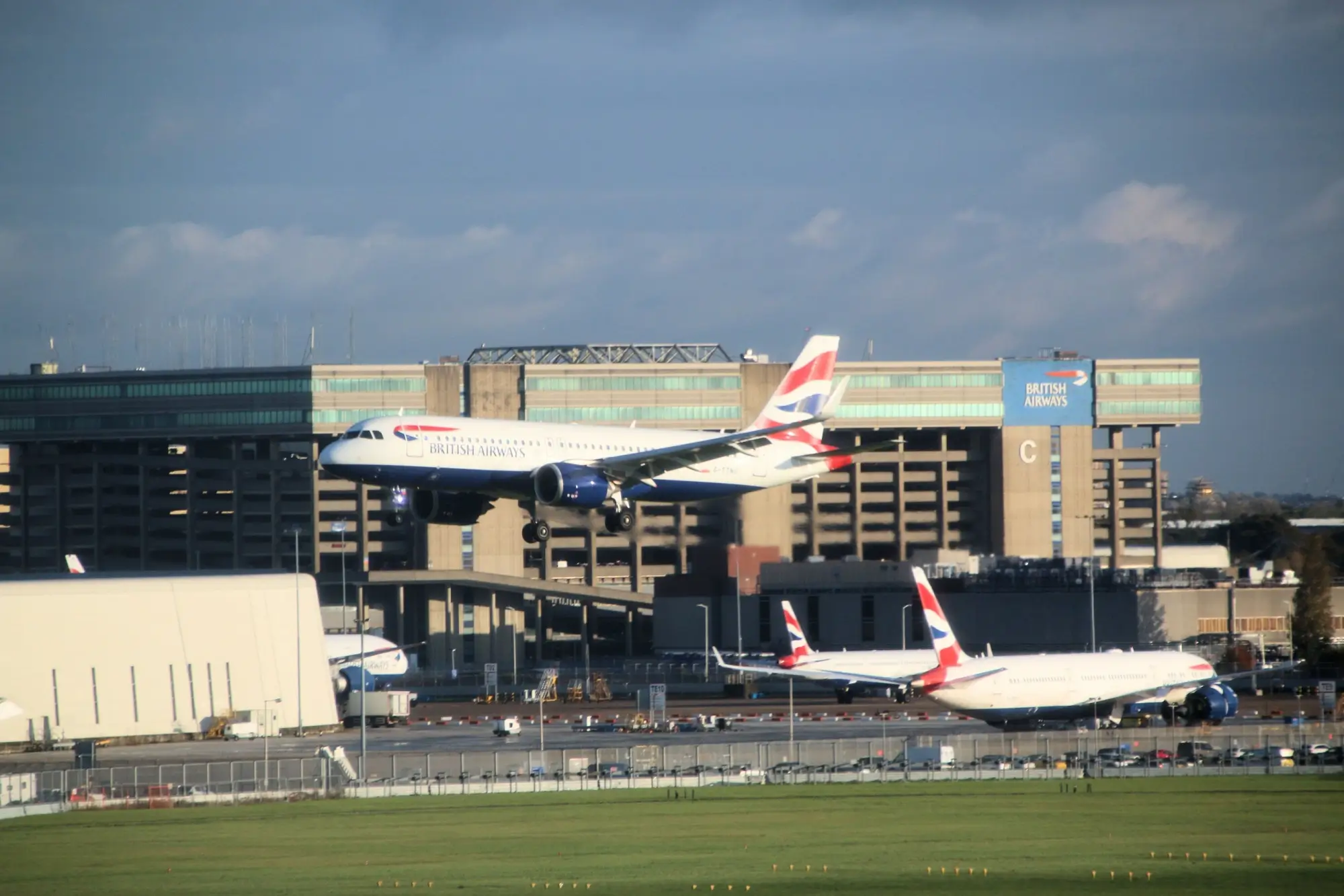 Shutterstock_2384817531 - SportDeník Londýnské letiště Heathrow