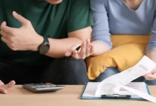 Mladý pár počítá výdaje