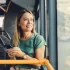 Žena v autobuse