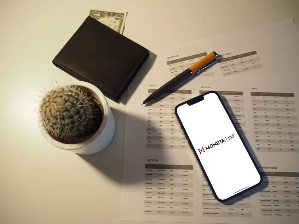 - SportDeník Mobilní telefon s otevřenou aplikací Moneta Money Bank