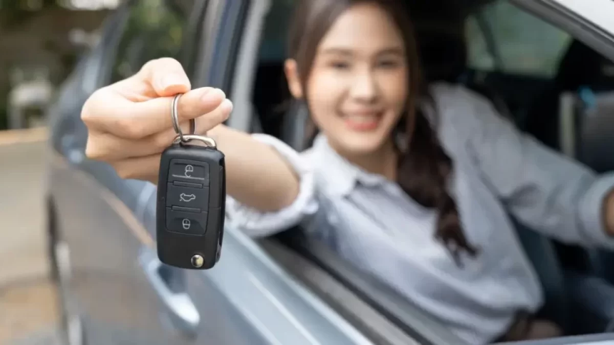 Žena sedící za volantem automobilu