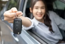 Žena sedící za volantem automobilu